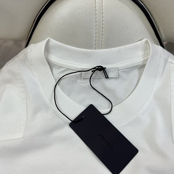 注目度抜群！プラダ ロゴTシャツ コピー ポケット付半袖 puw06805通販