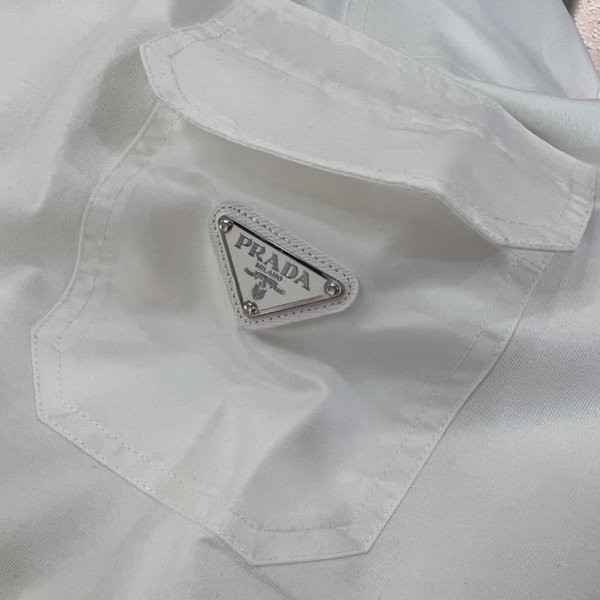 注目度抜群！プラダ ロゴTシャツ コピー ポケット付半袖 puw06805激安送料無料
