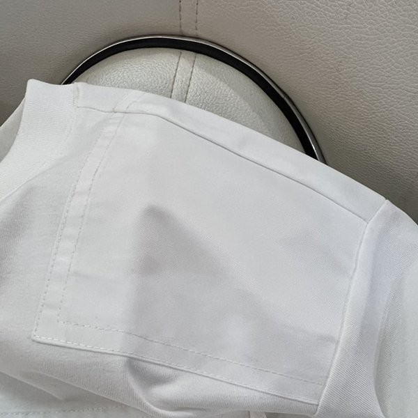 注目度抜群！プラダ ロゴTシャツ コピー ポケット付半袖 puw06805人気