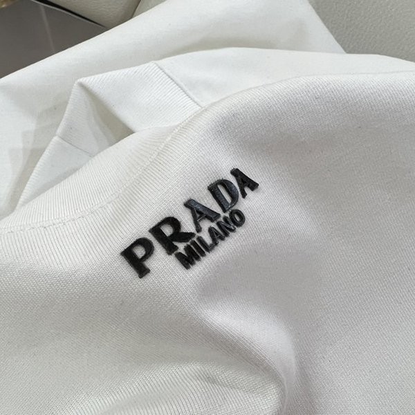 綺麗な プラダ ロゴTシャツ ポケット付半袖 コピー puo30163最高級