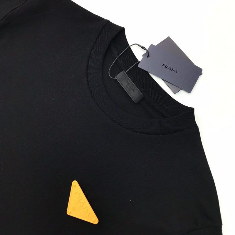 大人気!!新色プラダ スーパーコピー コントラストトライアングル ロゴ コットンTシャツ ブラック pue73875激安送料無料