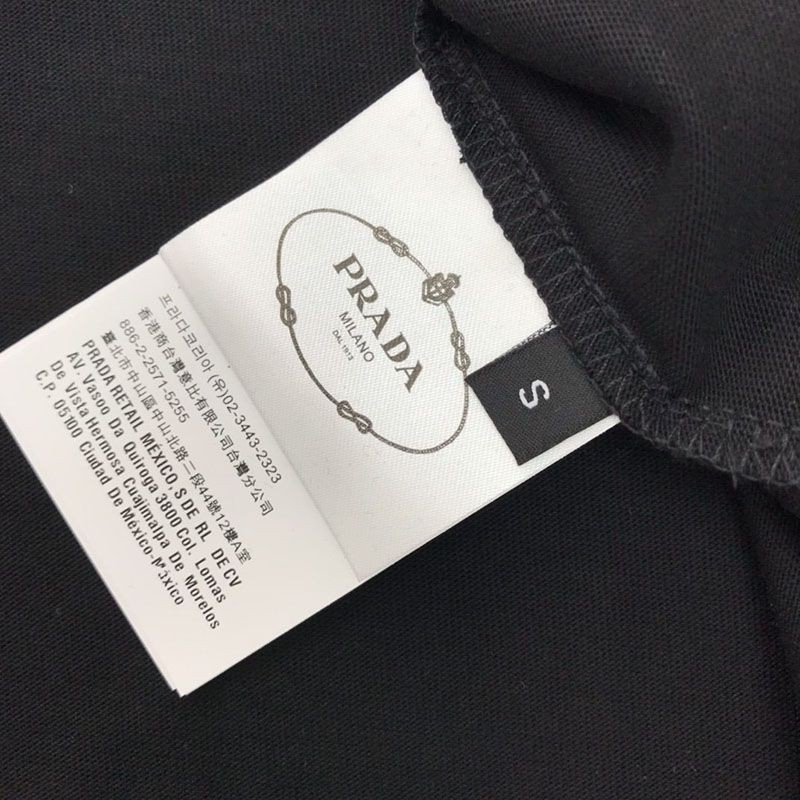大人気!!新色プラダ スーパーコピー コントラストトライアングル ロゴ コットンTシャツ ブラック pue73875最高級