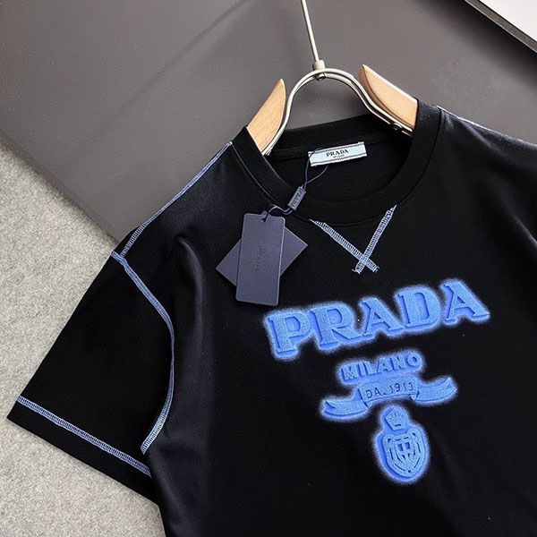 確保済みプラダ 偽物 エンボス ロゴ コットン Tシャツ 2色 puj65769通販