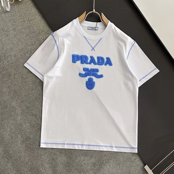 確保済みプラダ 偽物 エンボス ロゴ コットン Tシャツ 2色 puj65769高い品質