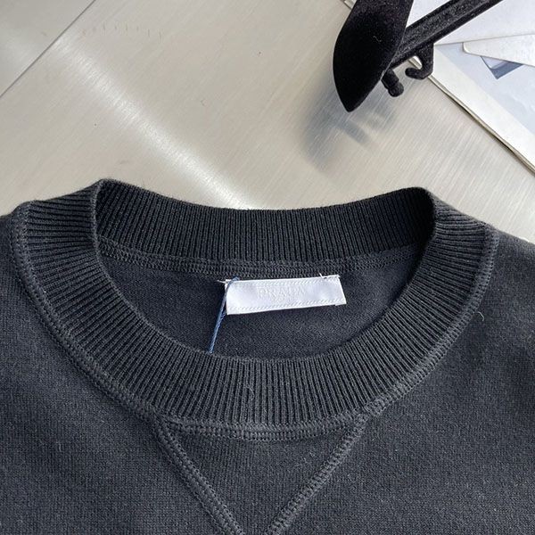 プレゼント最適プラダ スーパーコピー エンボス ロゴ コットン Tシャツ puj67888激安送料無料