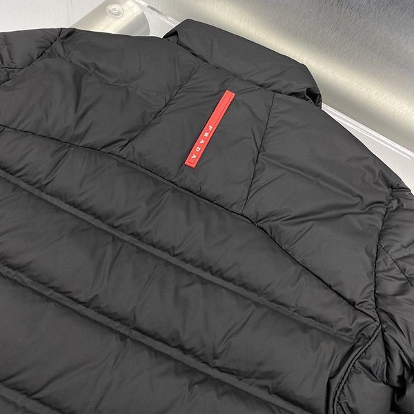 送料無料プラダ クロップド Re Nylon ダウンジャケット コピー puk32850高い品質
