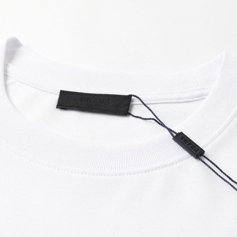 送料込プラダ ミラノロゴ コットンTシャツ 偽物 puk55503激安送料無料
