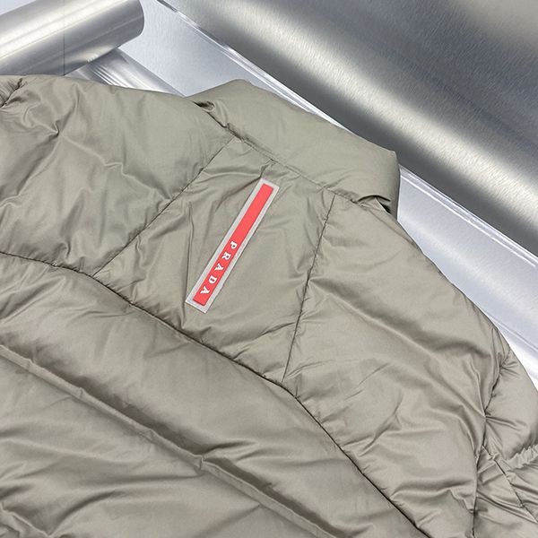 新デザインプラダ クロップド Re Nylon ダウンジャケット コピー pup63073高い品質
