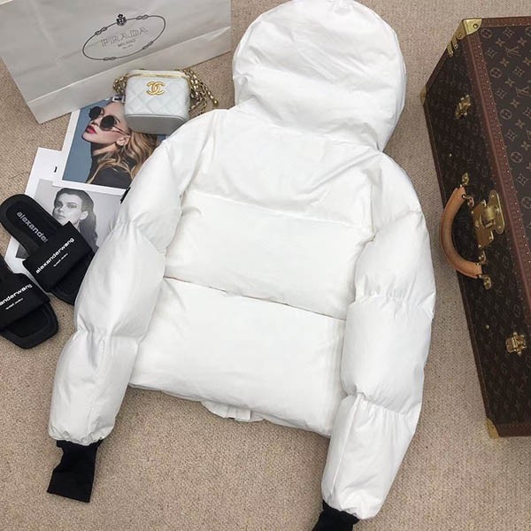 大人気!!プラダ Re-Nylon クロップド ダウンジャケット コピー 3色 pus53451代引きを販売