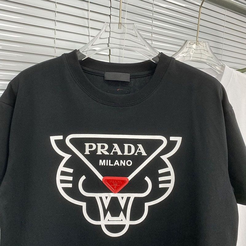 世界中で大人気♪プラダ タイガー コットンTシャツ 偽物 2色 puu33769高い品質