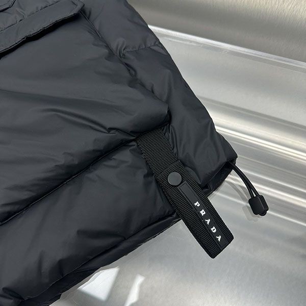 高級ブランド プラダ パデッド Re-Nylon ベスト 偽物 puu70208人気