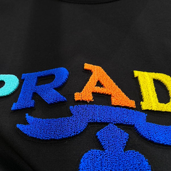 プラダ ロゴ刺繍 Tシャツ 偽物 puv93066人気