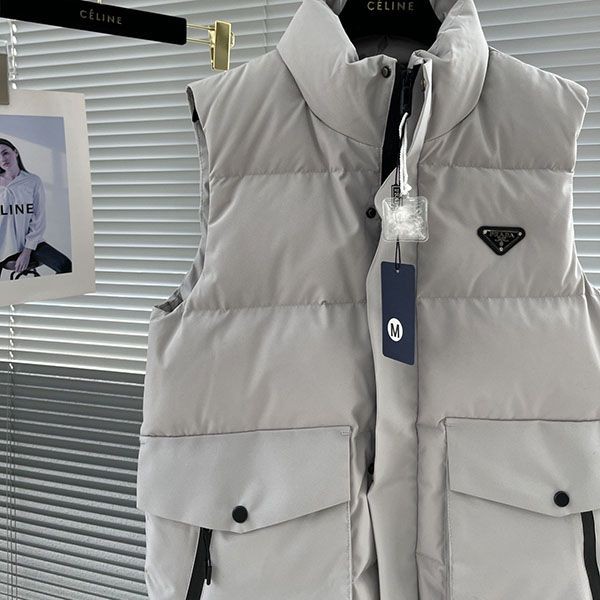 目を惹くカラー プラダ ダウンベスト コピー ロゴ入り オフホワイト puy89651N級品