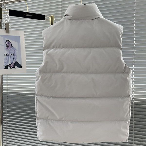 目を惹くカラー プラダ ダウンベスト コピー ロゴ入り オフホワイト puy89651代引きを販売