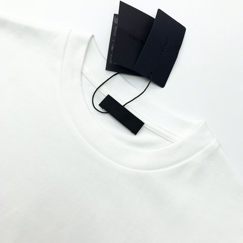 日本未入荷プラダ 偽物 コントラストトライアングル ロゴ コットンTシャツ ホワイト puz08445激安送料無料