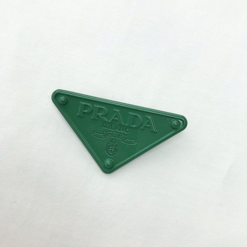 日本未入荷プラダ 偽物 コントラストトライアングル ロゴ コットンTシャツ ホワイト puz08445高い品質