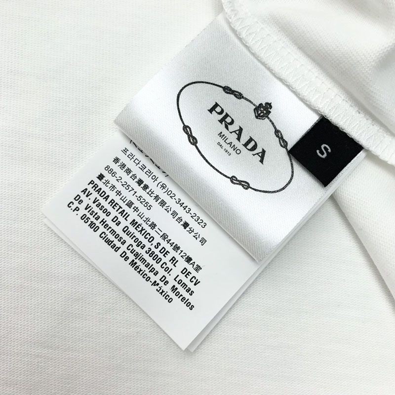 日本未入荷プラダ 偽物 コントラストトライアングル ロゴ コットンTシャツ ホワイト puz08445最高級