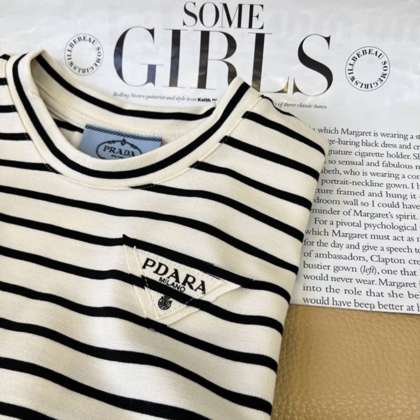 【人気商品】プラダ ストライプのTシャツ 偽物 puz20436激安送料無料