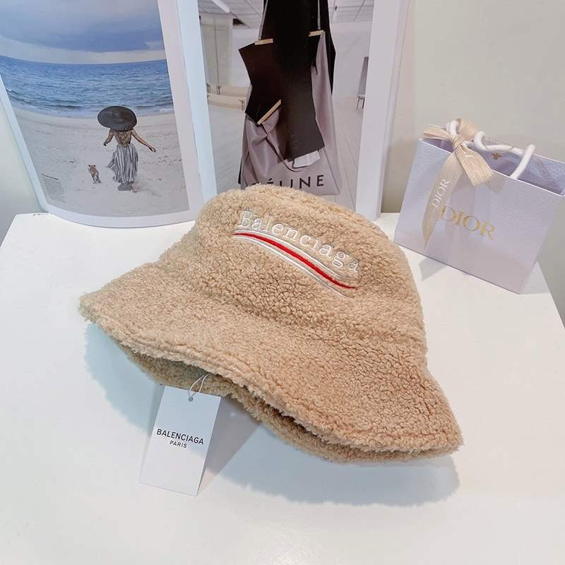 目を惹くカラー バレンシアガ ラムズウール ロゴ バケットハット コピー bap58491代引きを販売