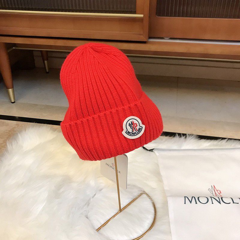 入手困難 モンクレール リブ ビーニー ロゴ パッチ ニット帽 コピー mow92760代引きを販売