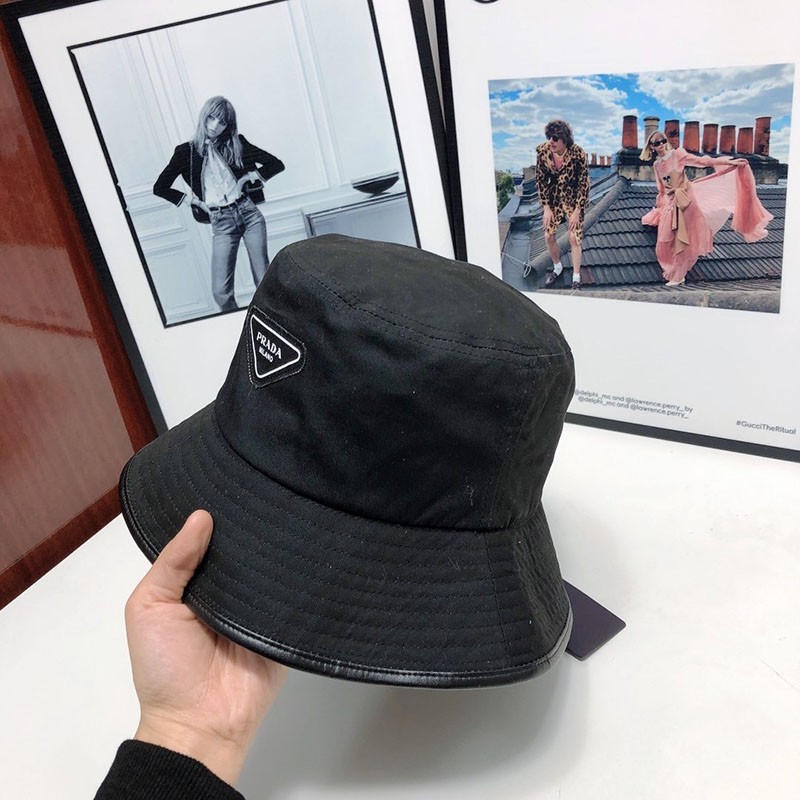 世界中で大人気♪プラダ 偽物トライアングル ロゴ ナイロン バケット ハット puv01314N級品
