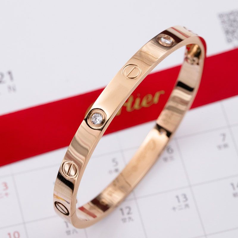 送料込カルティエ LOVE ブレスレット コピー、ダイヤモンド4個 2サイズ kay88458高い品質