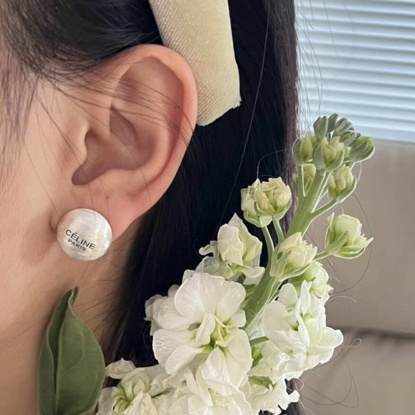 完売人気☆上品 セリーヌ パール ピアス スーパーコピー Cei07700N級品
