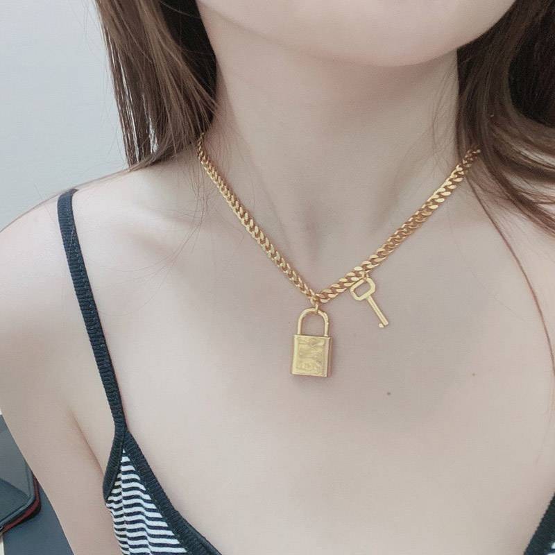 大人気!!新色セリーヌ 16セーズ 偽物 パドロック ネックレス Cep97445N級品