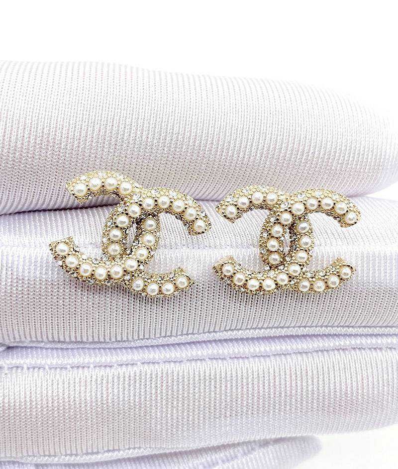 入手困難シャネル コピー CCロゴ レジン & ストラス ピアス she43849