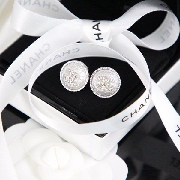 人気急上昇 シャネル メタル ゴールド クリスタル CCロゴ ピアス コピー shh54835高い品質