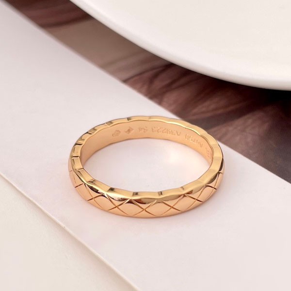 新作大人気 シャネル コピー 18K ゴールドミニリング 送料込 shu32386N級品