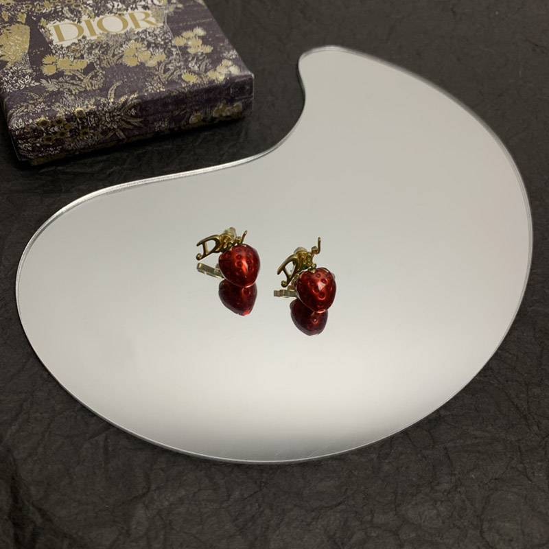 大人気!!新色ディオール コピー メタル ストロベリー ピアス deu86883激安送料無料