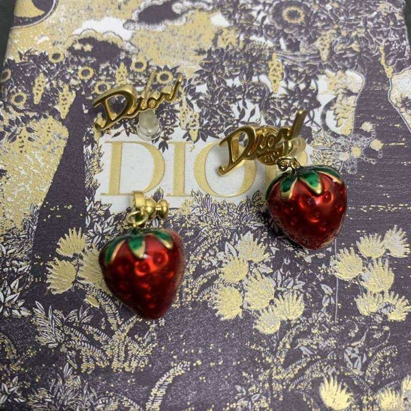 大人気!!新色ディオール コピー メタル ストロベリー ピアス deu86883最高級