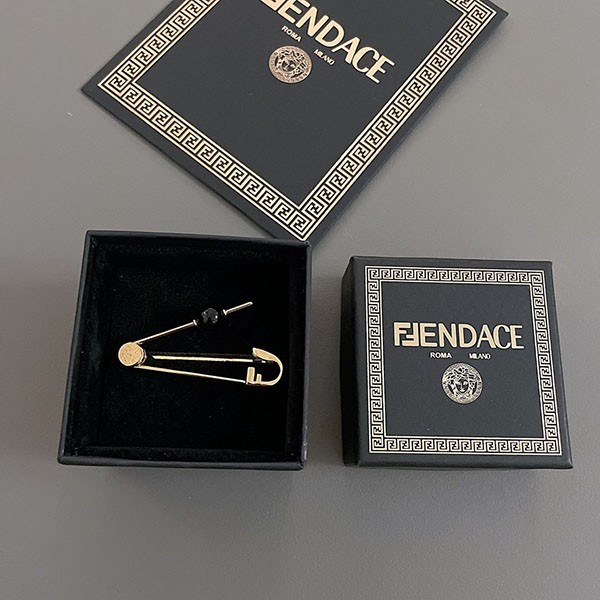 定番 フェンダーチェ ゴールドカラー ピアス コピー fex21476通販