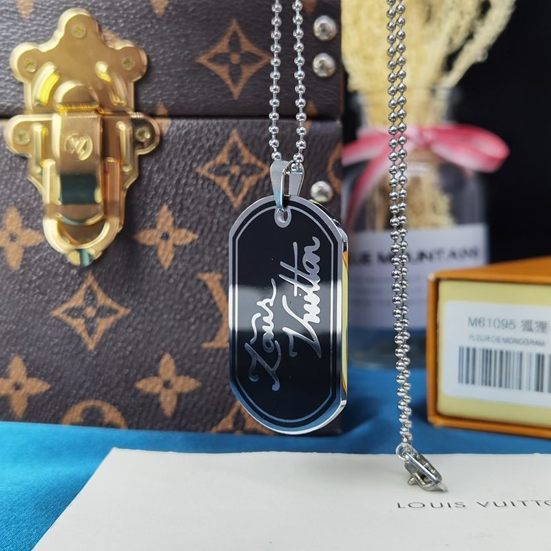 日本未入荷ルイヴィトン ペンダントシグネチャーLV コピー ネックレス M00321N級品