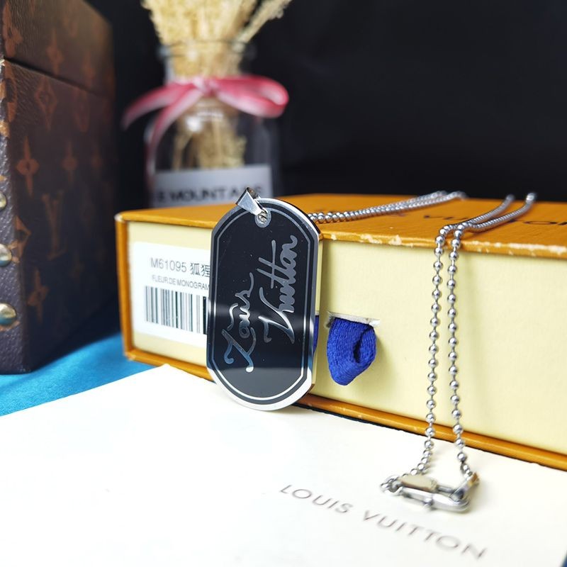 日本未入荷ルイヴィトン ペンダントシグネチャーLV コピー ネックレス M00321品質保証