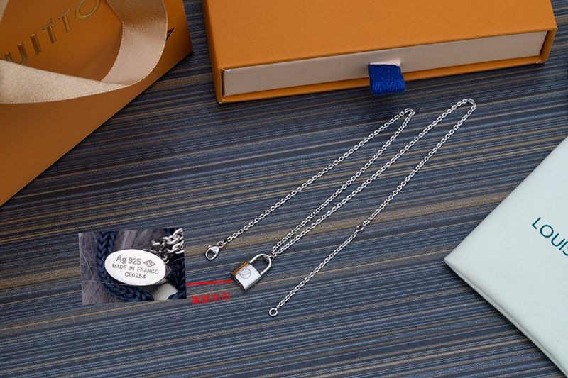 【日本未発売】ルイヴィトン パンダンティフ コピー シルバーロックイット ネックレス Q93559N級品