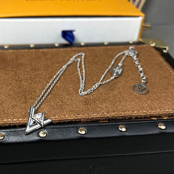一目惚れ♪ルイヴィトン 偽物 パンダンティフ LV ヴォルト ワン PM ネックレス vua62462人気