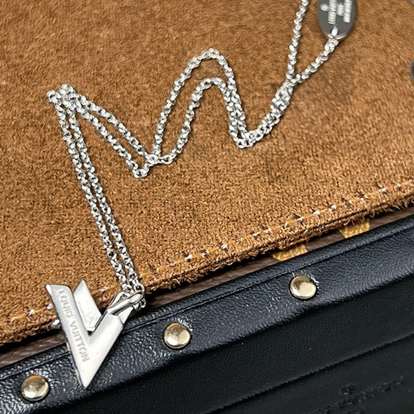 一目惚れ♪ルイヴィトン 偽物 パンダンティフ LV ヴォルト ワン PM ネックレス vua62462最高級