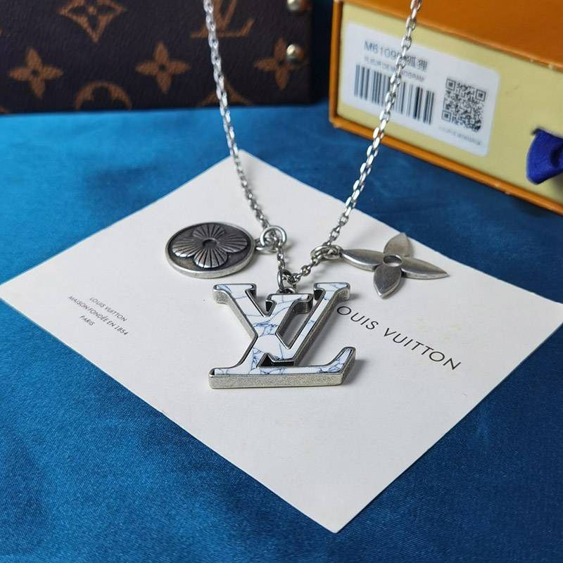 超話題!ルイヴィトン LVロゴ ネックレス 偽物 2色 vuh37902激安送料無料