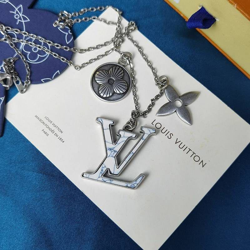 超話題!ルイヴィトン LVロゴ ネックレス 偽物 2色 vuh37902代引きを販売