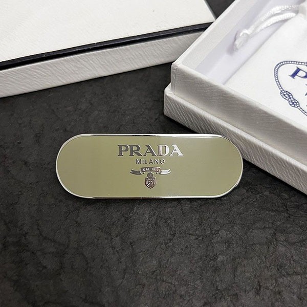 目を惹くカラー プラダ ロゴ エナメルメタル ヘアクリップ バレッタ コピー pux26065高い品質