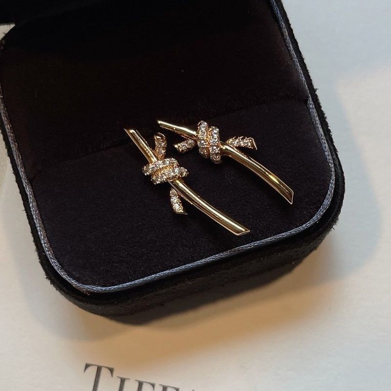 希少色ティファニー Knot ピアス 18K ダイヤモンド コピー Tik30864通販