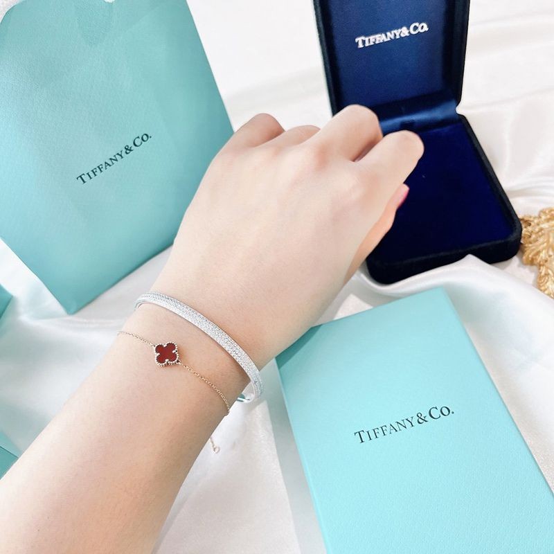 大人気！【ティファニー】特別な贈り物にも☆Three-row Hinged Bangle Tip45732高い品質