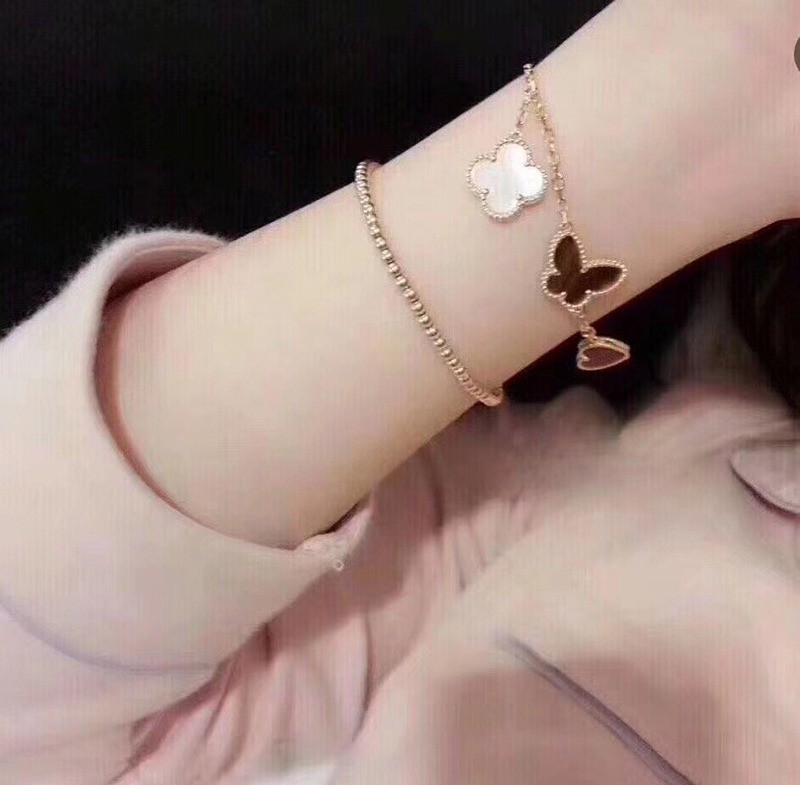 ★日本!!人気！ヴァンクリーフ&アーペル 偽物 ラッキー アルハンブラ ブレスレット4モチーフ VCARD79600N級品