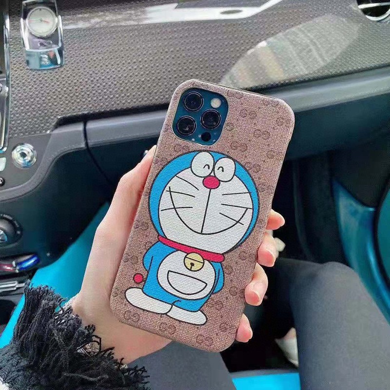 ★日本!!人気！【人気コラボ 】グッチ×ドラえもんコピー iPhone13/12/11 ケース647806 2T200 8919代引きを販売