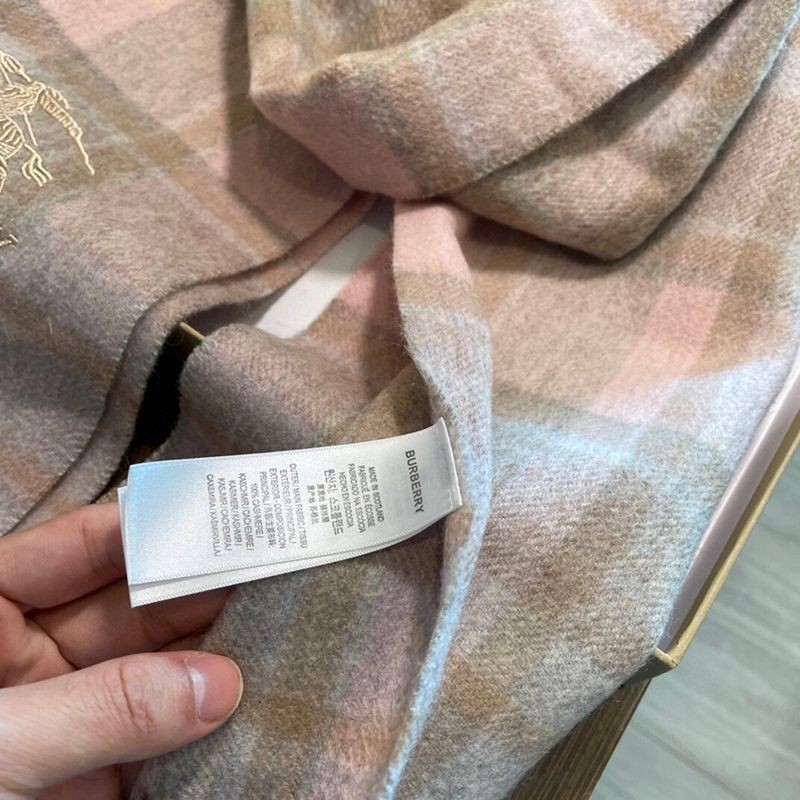 目を惹くカラーバーバリー コピー クラシック カシミヤ チェック マフラー Bad43736品質保証