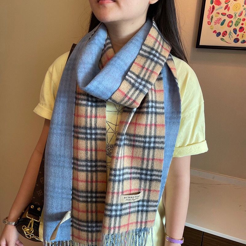 可愛いバーバリー リバーシブル チェック カシミアスカーフ 偽物 Bax88269代引きを販売