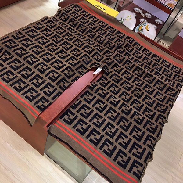 ★日本!!人気！フェンディ マフラー 偽物☆新シーズン☆送料無料！FF モノグラム ポンチョ fen09809代引きを販売