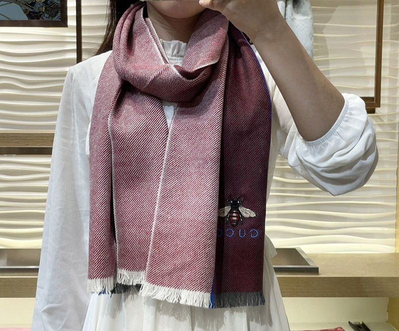 完売必至 グッチ 蜂 ストライプ カシミヤマフラー gut24489代引きを販売